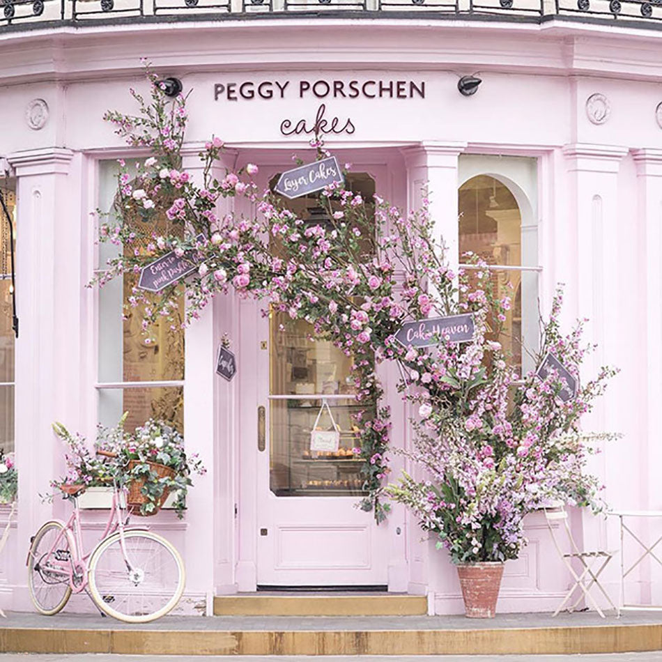 A soft pink Pashley bicycle outside the pink Peggy Porschen cakes cafe and shop in London.